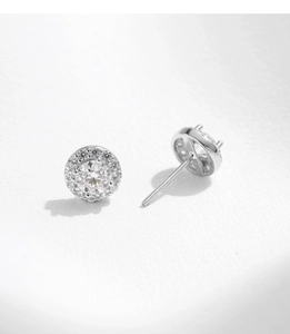 Vue détaillée des boucles d'oreilles halo en argent S925 avec pierres en moissanite