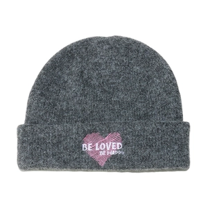 Detalle del gorro de invierno gris oscuro con bordado de corazón rosa y texto BE LOVED