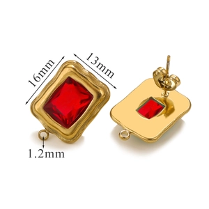 Λήψη macro του χρυσού μενταγιόν με διαστάσεις 16x13 mm και ένθετη κόκκινη πέτρα