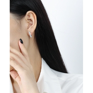 Orecchini a C minimalisti in argento sterling S925 con perle di pietra di luna bianca