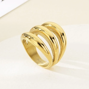 Dettaglio macro dell'anello a tre fasce in acciaio inossidabile placcato oro 18 carati