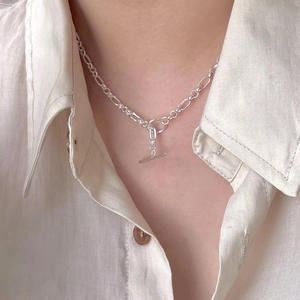 Detail of 925 sterling silver pearl chain necklace with toggle clasp on a model