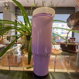 Detailed macro of a purple 30oz insulated travel mug with ergonomic handle and dual-sip lid