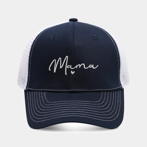 Dettaglio del cappello trucker blu navy con ricamo Mama e rete posteriore traspirante