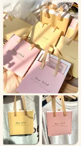 Détail de boîtes à bijoux roses et jaunes avec poignées en soie et dorure Best Wish