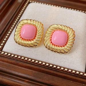Detailansicht quadratischer rosa Ohrringe im Vintage-Stil mit goldenem Metallrahmen