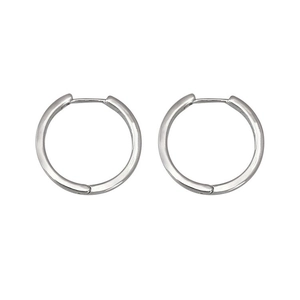 Orecchini a cerchio minimalisti in argento con chiusura a cerniera, vista frontale su bianco