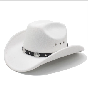 Chapeau de cow-boy blanc avec lanière en cuir noir et ornements métalliques argentés