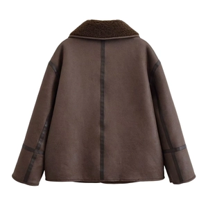 Vue arrière d'une veste en daim marron avec doublure en peau de mouton et col montant