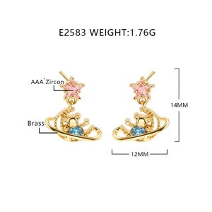 Détails des boucles d'oreilles en laiton doré avec étoile rose et zircone bleue