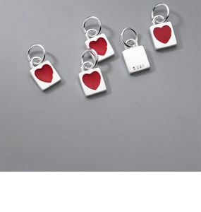 Dettaglio di ciondoli quadrati in argento 925 con cuori in smalto rosso per gioielli