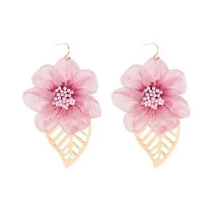 Eleganti orecchini con fiori in rete rosa e ciondoli a foglia d'oro su sfondo bianco