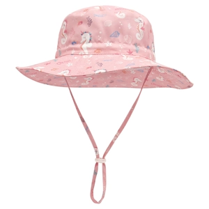 Dettaglio cappello sole rosa per neonati con stampe marine e laccetto regolabile