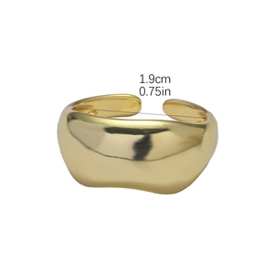 Detailansicht verstellbarer goldener Wellenring mit Innendurchmesser von 1,9 cm