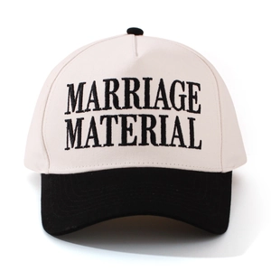 Detail der Marriage Material 3D-Stickerei auf dieser zweifarbigen Baumwoll-Baseballkappe