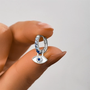 Makroansicht einer 925 Sterling Silber Huggie-Creole mit blauem Evil Eye Anhänger