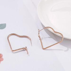 Boucles d'oreilles créoles cœur en acier inoxydable or rose avec fini martelé