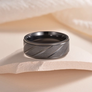 8mm Herrenring aus Titanstahl mit mattierter Oberfläche und diagonalen Texturen