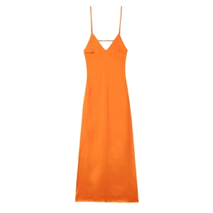 Robe longue orange en mélange de ramie avec un éclat satiné élégant et un décolleté en V
