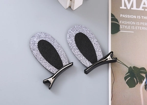 Vue détaillée des pinces à cheveux oreilles de lapin à paillettes argentées et feutre noir