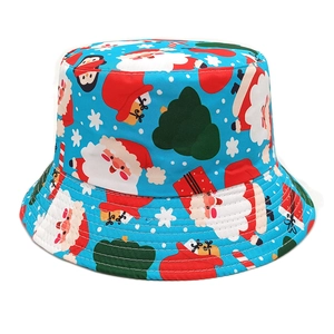 Détail d'un chapeau bob bleu avec motifs festifs du Père Noël et de flocons de neige