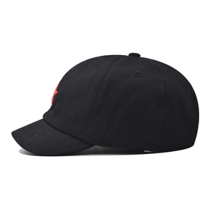 Casquette rétro noire à bord court avec étoile rouge brodée sur tissu en coton sergé