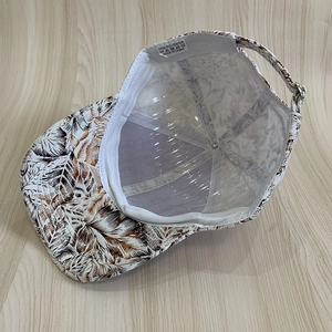 Détail de la doublure intérieure blanche, de l'étiquette et de l'imprimé floral de la casquette