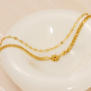 Double-layered gold Figaro chain bracelet with daisy pendant in 18K plated stainless steel