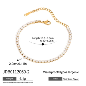 Dettaglio del bracciale tennis in acciaio dorato 18K con zirconi e misure