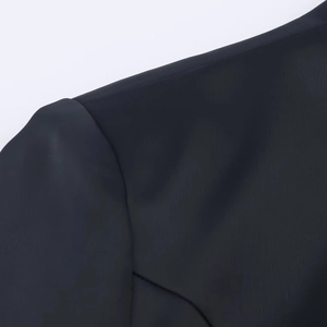 Vue détaillée des coutures précises sur l'épaule d'une mini robe ballon noire