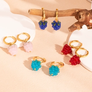 Détail de quatre paires de créoles raisins en bleu, rose, turquoise et rouge avec anneaux dorés