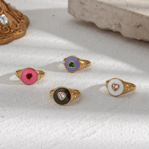 Détails de quatre bagues vintage en or avec émail coloré et pierres précieuses en cœur