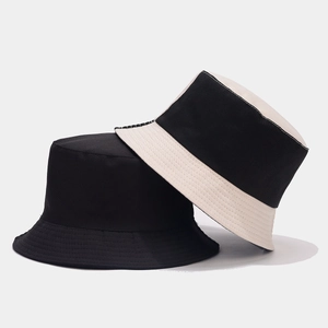Détail de bobs en coton bicolore et noir uni montrant la texture du tissu et la structure