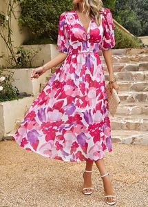 Détail d'une robe d'été fleurie à col en V avec taille haute et manches courtes en jardin