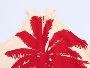 Détail du col licou avec boutons blancs sur une robe à imprimé feuilles de palmier