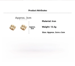 Dettaglio di orecchini a nodo dorato con dimensioni di 3 cm e texture in ferro sabbiato