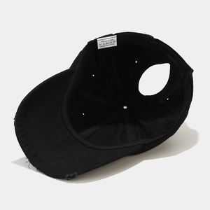 Dettaglio del foro per coda di cavallo e etichetta in 100% cotone su cappello vintage