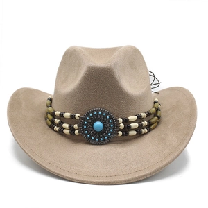 Détail d'un chapeau de cowboy en daim avec perles ethniques et boucle turquoise