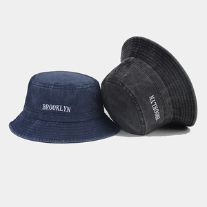 Bobs en toile délavée avec broderie Brooklyn en bleu marine et gris anthracite