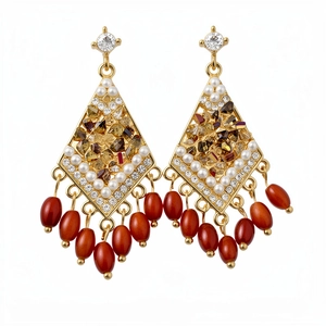 Elegantes pendientes vintage rombo dorado con perlas y borlas de cristal rojo