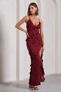 Détail de robe bordeaux fendue avec volants superposés et fente latérale élégante