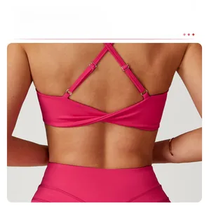 Détail du soutien-gorge de sport rose avec bretelles croisées et ourlet torsadé unique
