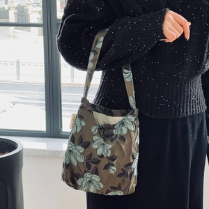 Borsa a spalla vintage in jacquard con motivo floreale verde acqua su tessuto marrone