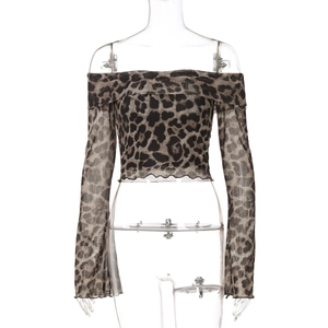 Détail du haut en tulle léopard transparent avec ourlets festonnés sur fond blanc épuré
