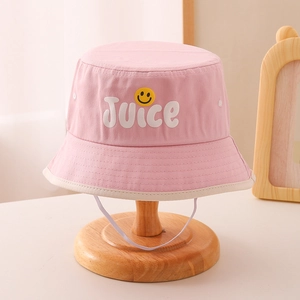 Detail eines rosa Kinder-Sonnenhuts mit Juice-Stickerei, Smiley und Kinnriemen