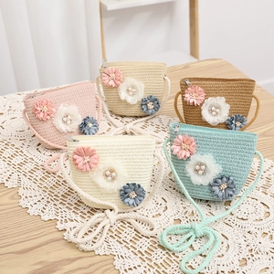 Mini borse a tracolla in paglia per bambine con tre fiori e dettagli in perle in cinque colori