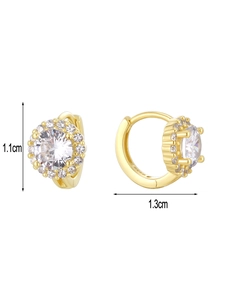 Vue détaillée des boucles d'oreilles de 1,1 cm avec zircons et mesures