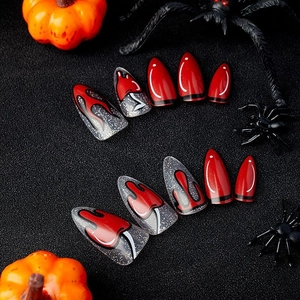 Unghie finte a mandorla Halloween con fiamme rosso nere e accenti glitterati argento