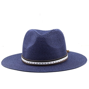 Détail du chapeau Panama en paille bleu marine avec ruban décoratif à motif d'étoiles
