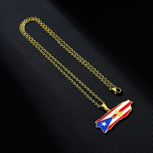 Gros plan détaillé du pendentif drapeau Porto Rico avec chaîne dorée et fermoir mousqueton